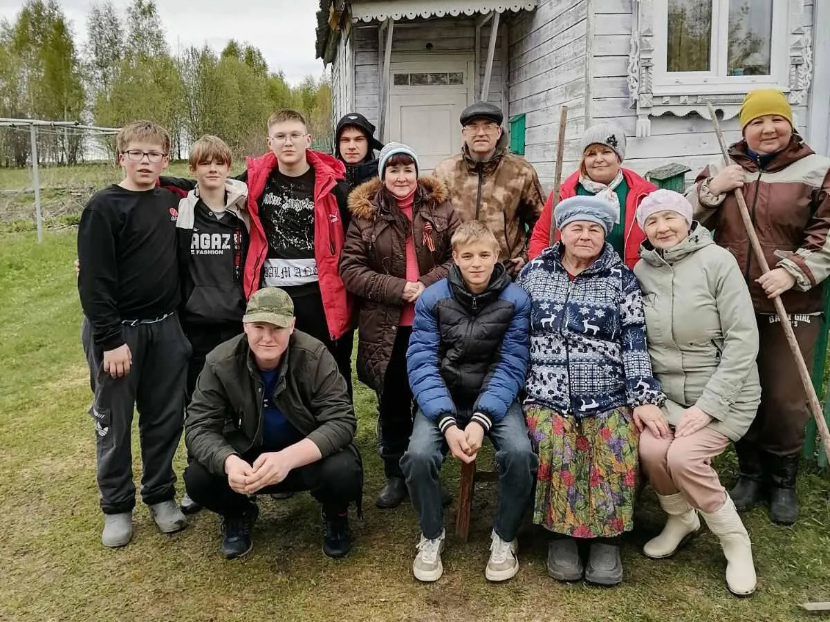 Трудовой десант возле дома ветерана Великой Отечественной войны.