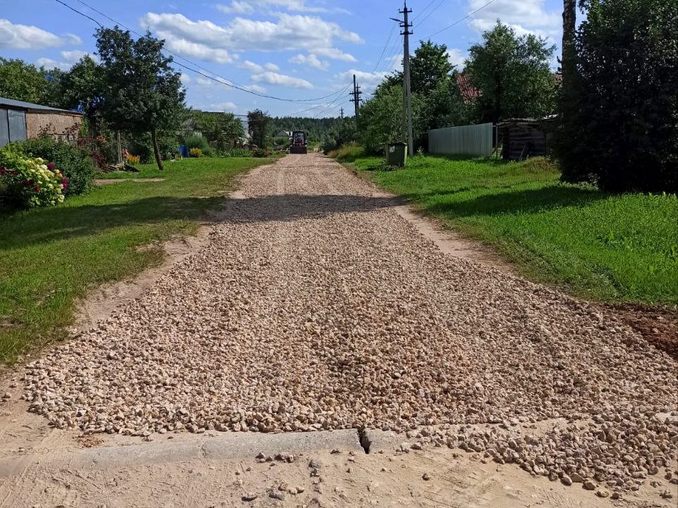 Дороги на улицах частного сектора в Палехе подсыпали щебнем.