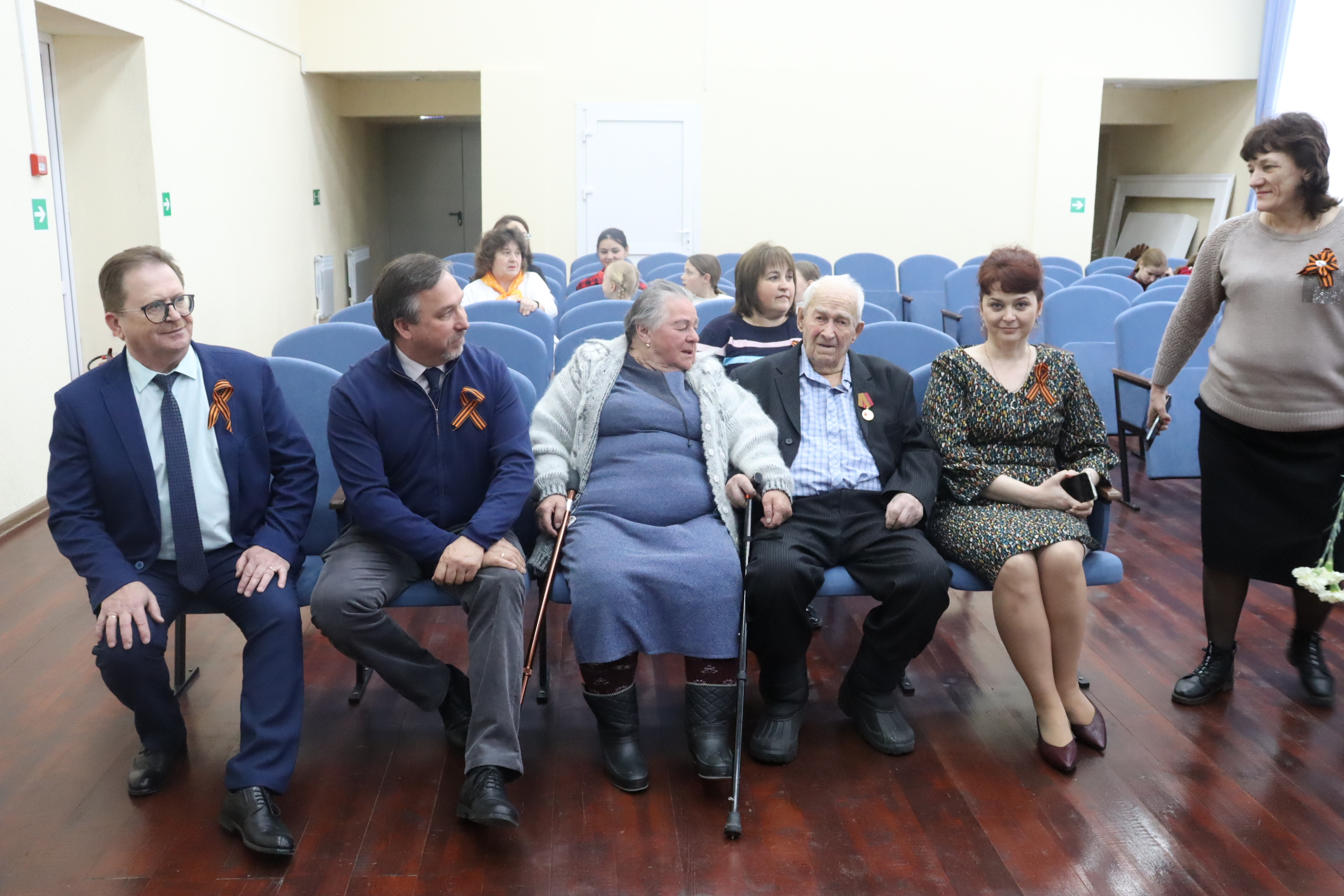 Глава вручила ветерану звание почетного гражданина.