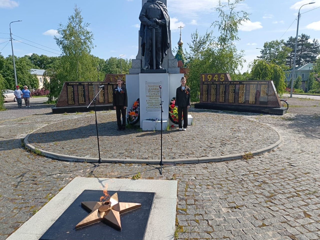 Жители возложили цветы к памятнику погибшим воинам.