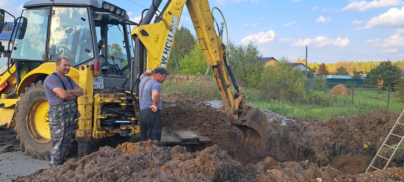 Работы по устранению прорыва на  водоводе в с.Майдаково продолжаются.