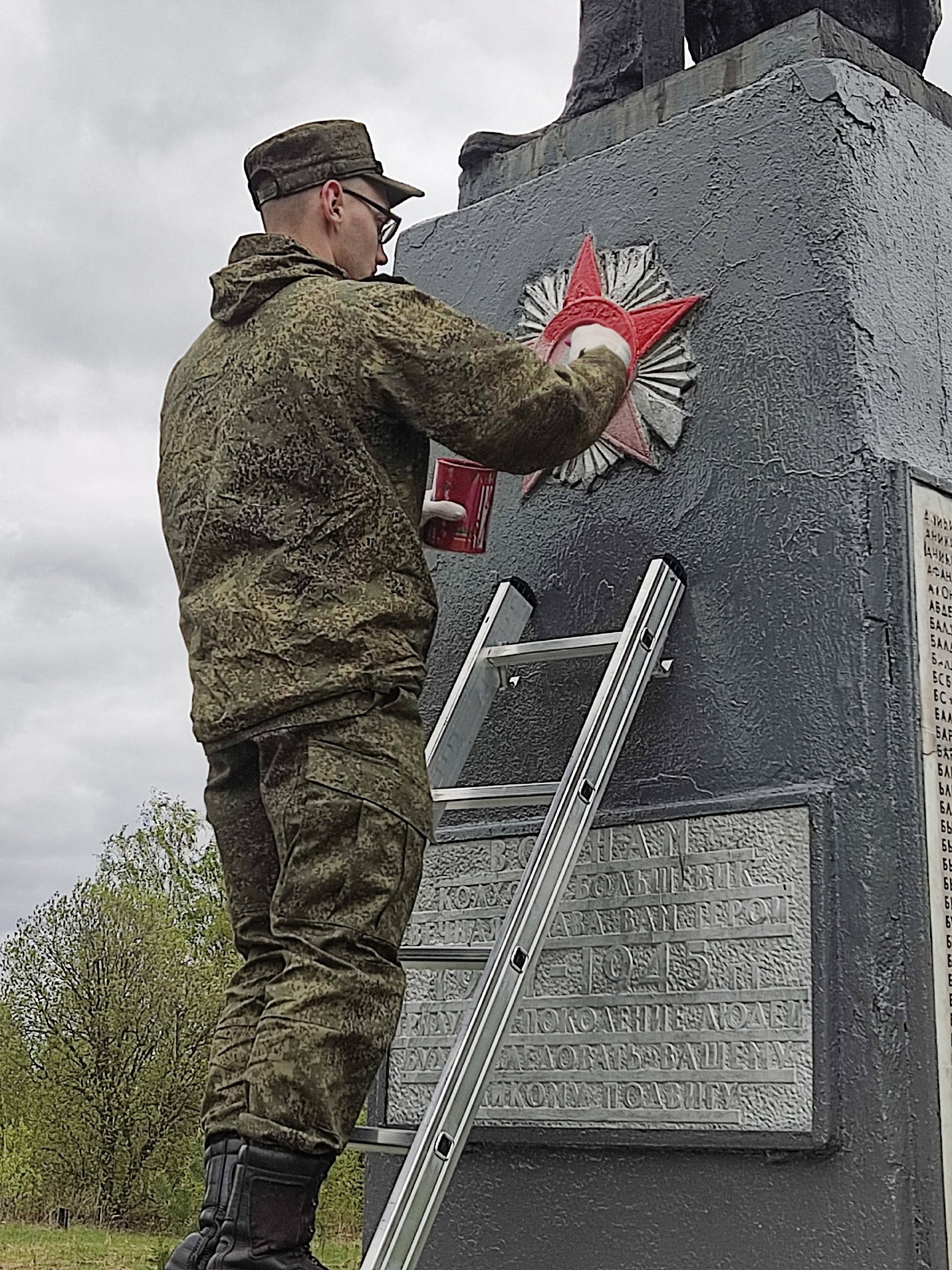 Военнослужащие инженерно-саперного взвода благоустроили памятники в Раменском сельском поселении.